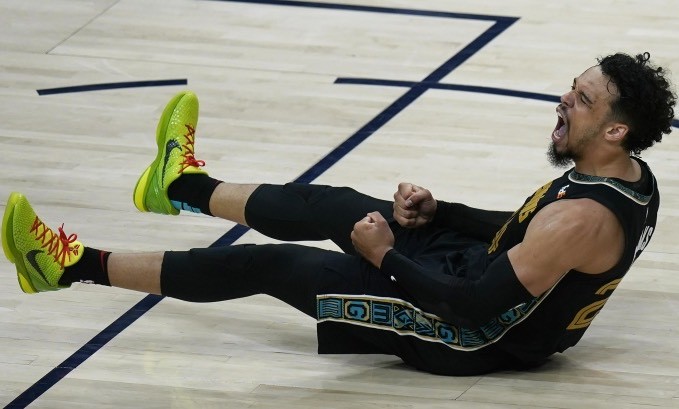  布里奇斯攻防一体表现太阳主场力克独行侠